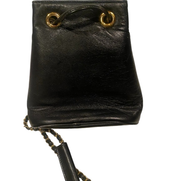 Vintage 80’s CHANEL buttery leather drawstring bucket crossbody bag - Picture 3 of 9